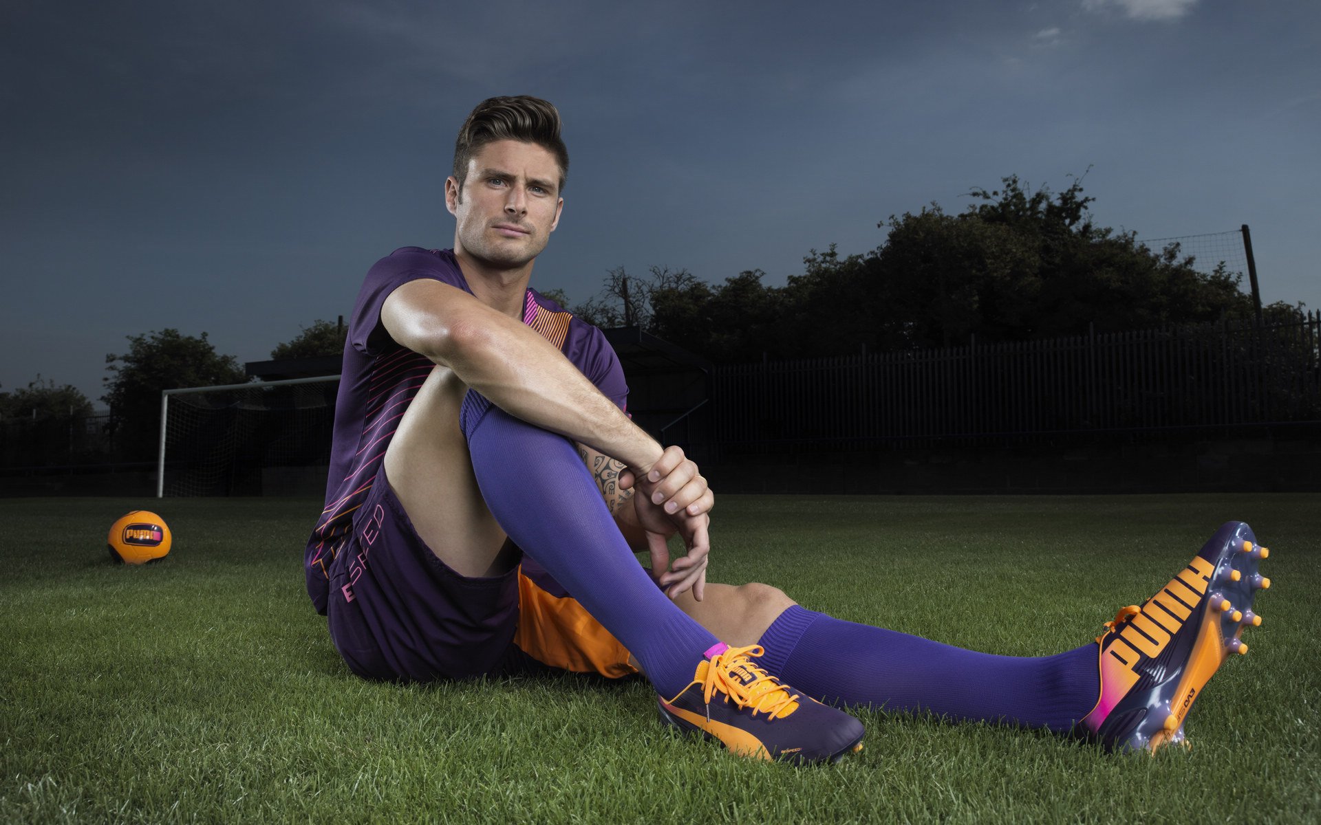 九游体育网站-C罗赛后签名送给残障球迷感动现场，c罗签名的足球值多少钱