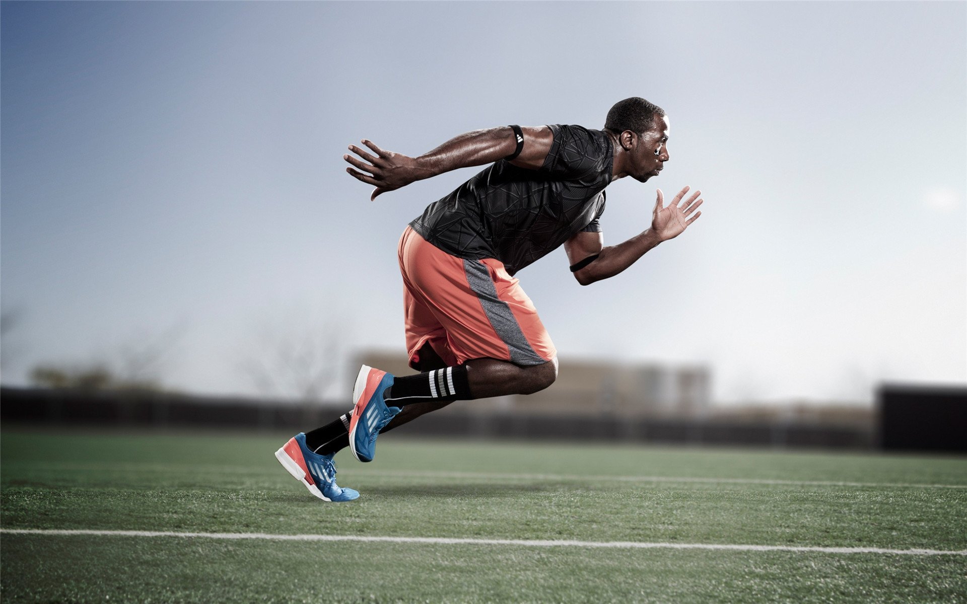 世界杯：开幕式彩排中出现机械臂与无人机协同表演 场面科幻感十足